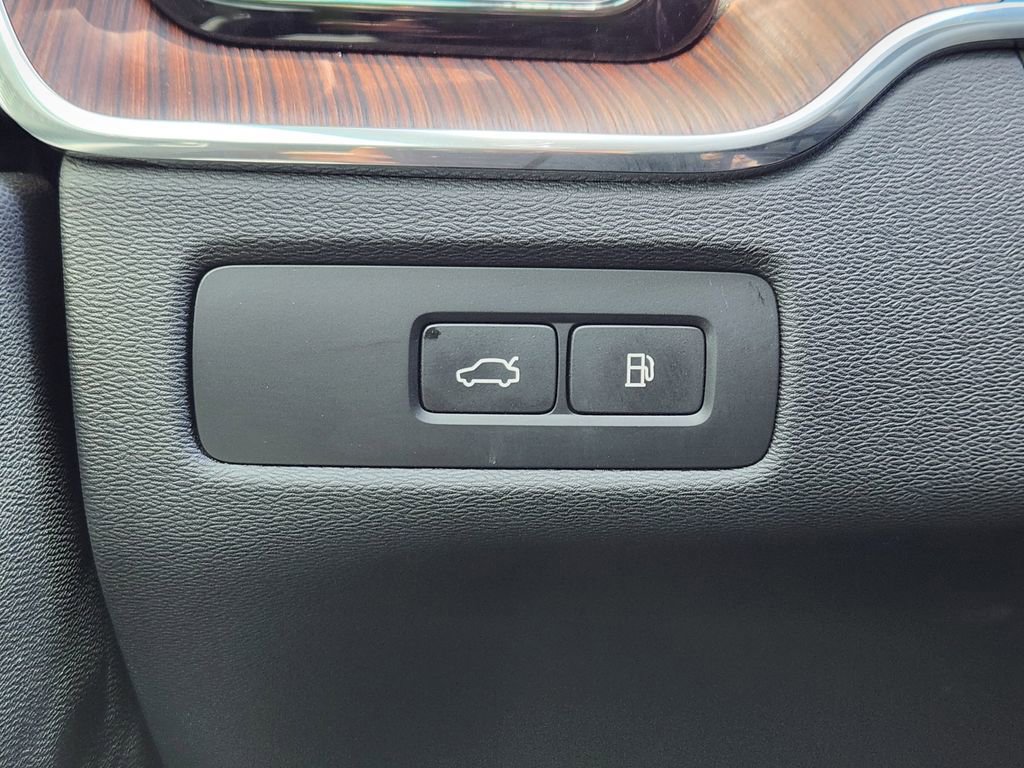 Used 2023 Volvo XC60 T8 Plus w/ Climate Package AWD/4WD image 12