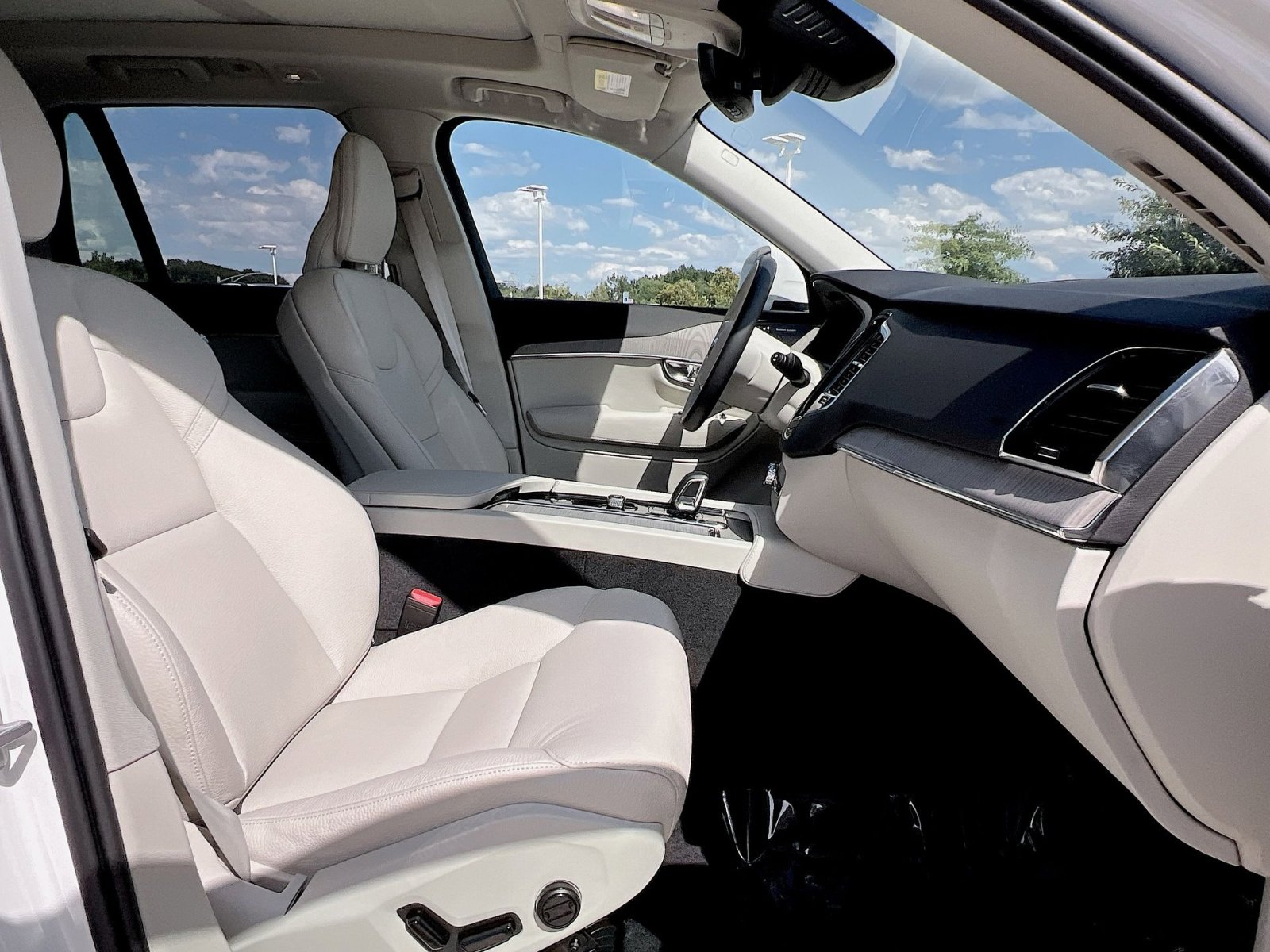 Certified 2025 Volvo XC90 T8 Plus w/ Protection Package Premier image 28