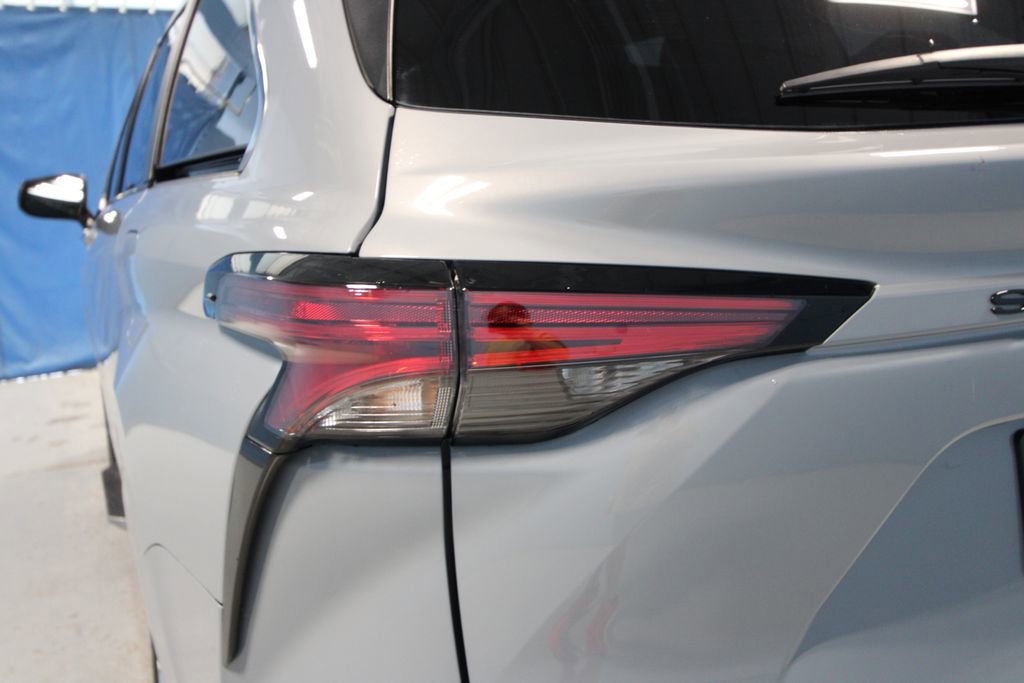 Used 2023 Toyota Sienna XSE image 40