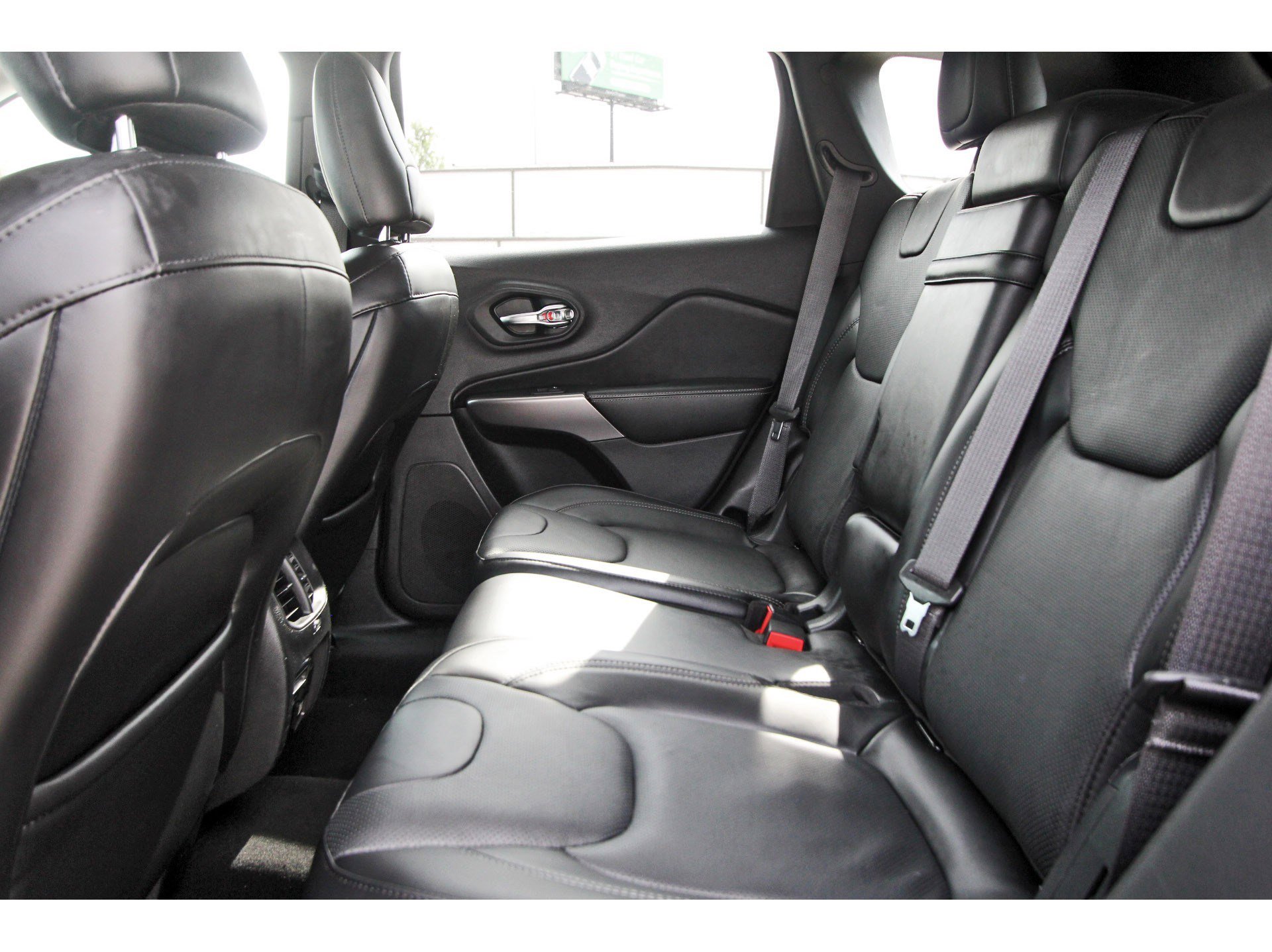 Used 2019 Jeep Cherokee Limited w/ Luxury Group image 27