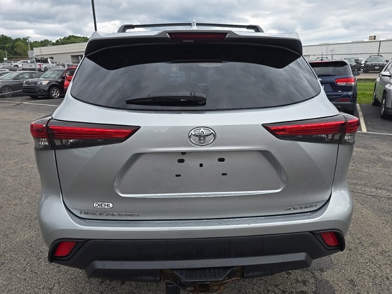 Used 2021 Toyota Highlander XLE AWD/4WD image 10