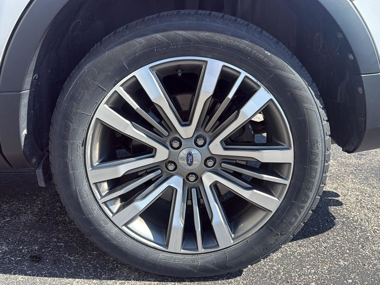 Used 2019 Ford Explorer Platinum AWD/4WD image 3