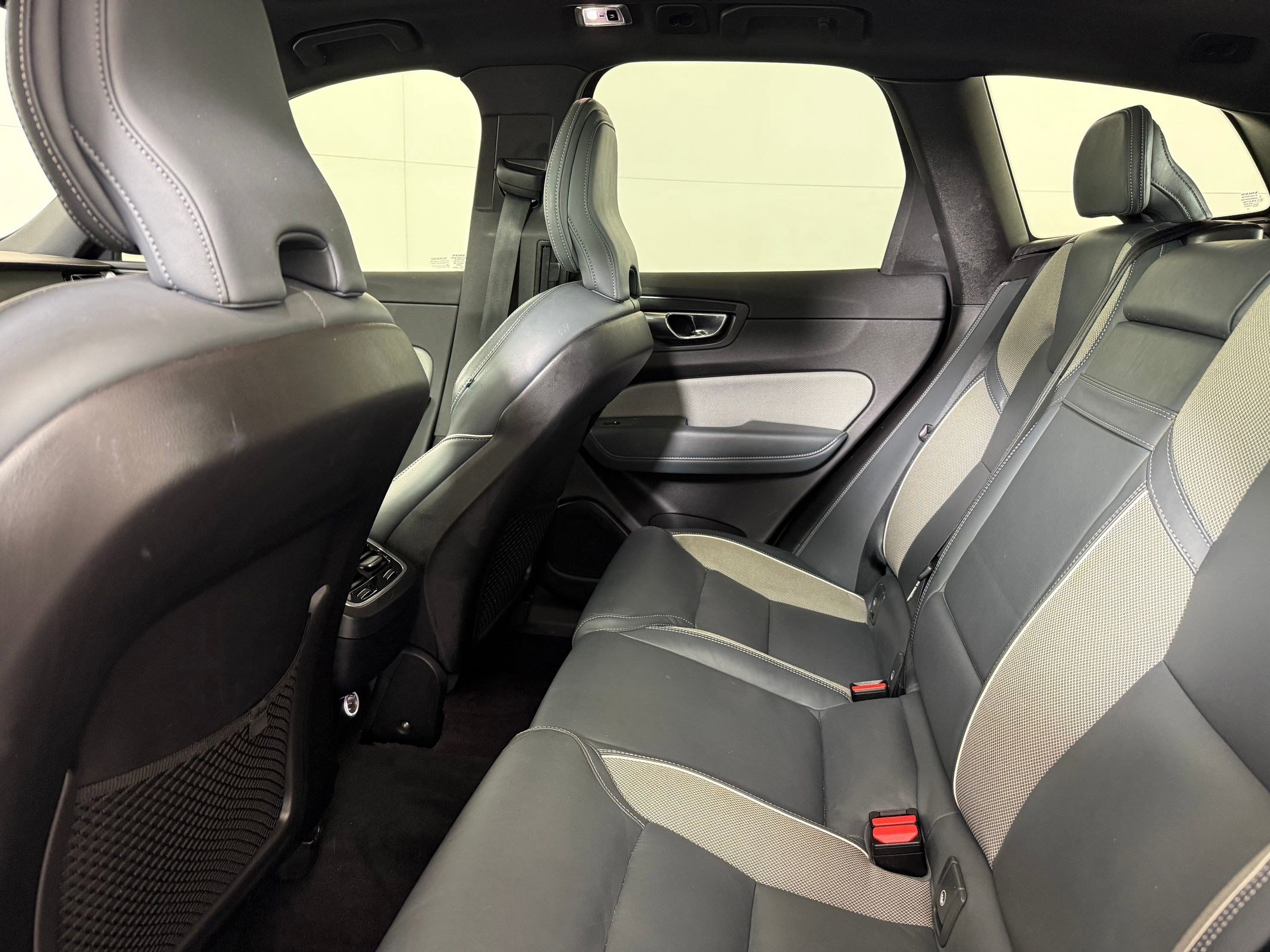 Used 2020 Volvo XC60 T5 R-Design image 25