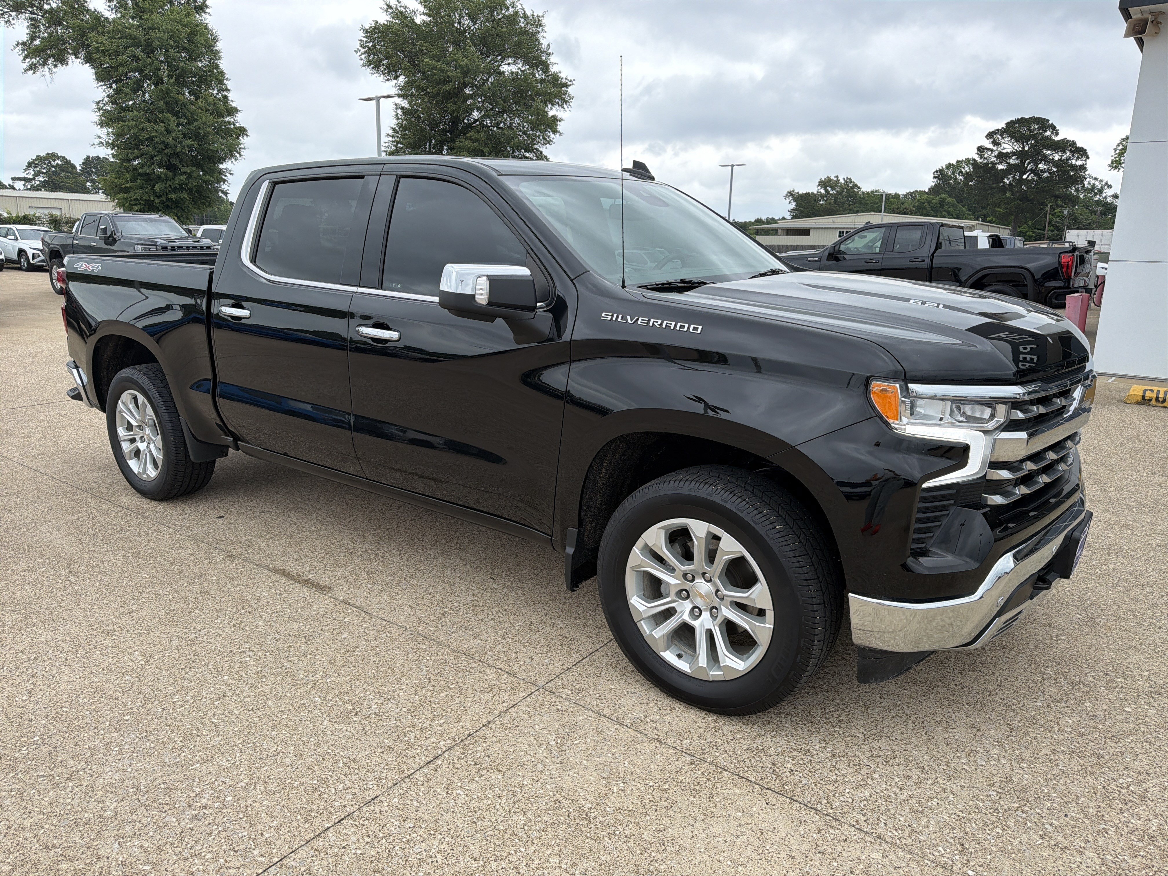 Used 2024 Chevrolet Silverado 1500 LTZ AWD/4WD image 2