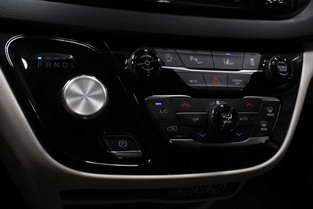 Used 2024 Chrysler Pacifica Touring-L FWD image 30