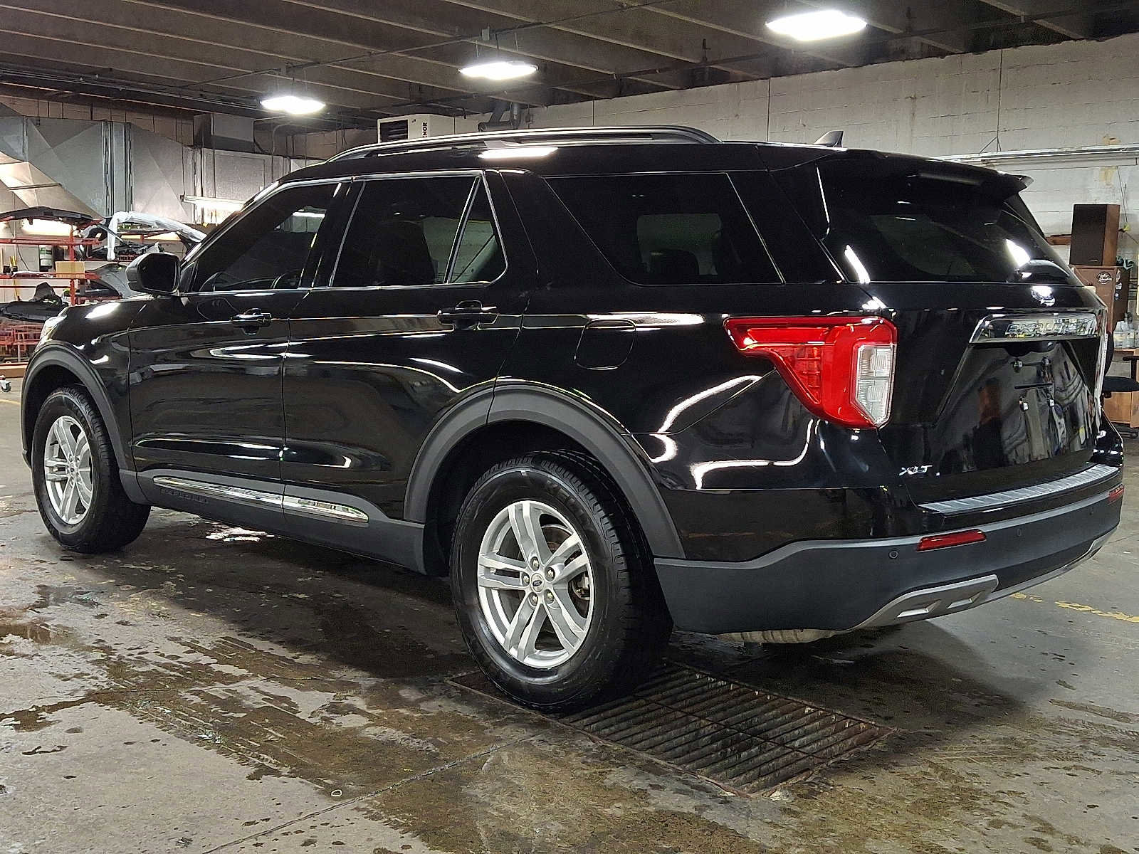 Used 2022 Ford Explorer XLT w/ Equipment Group 202A image 4