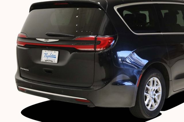 Used 2023 Chrysler Pacifica Touring-L image 7