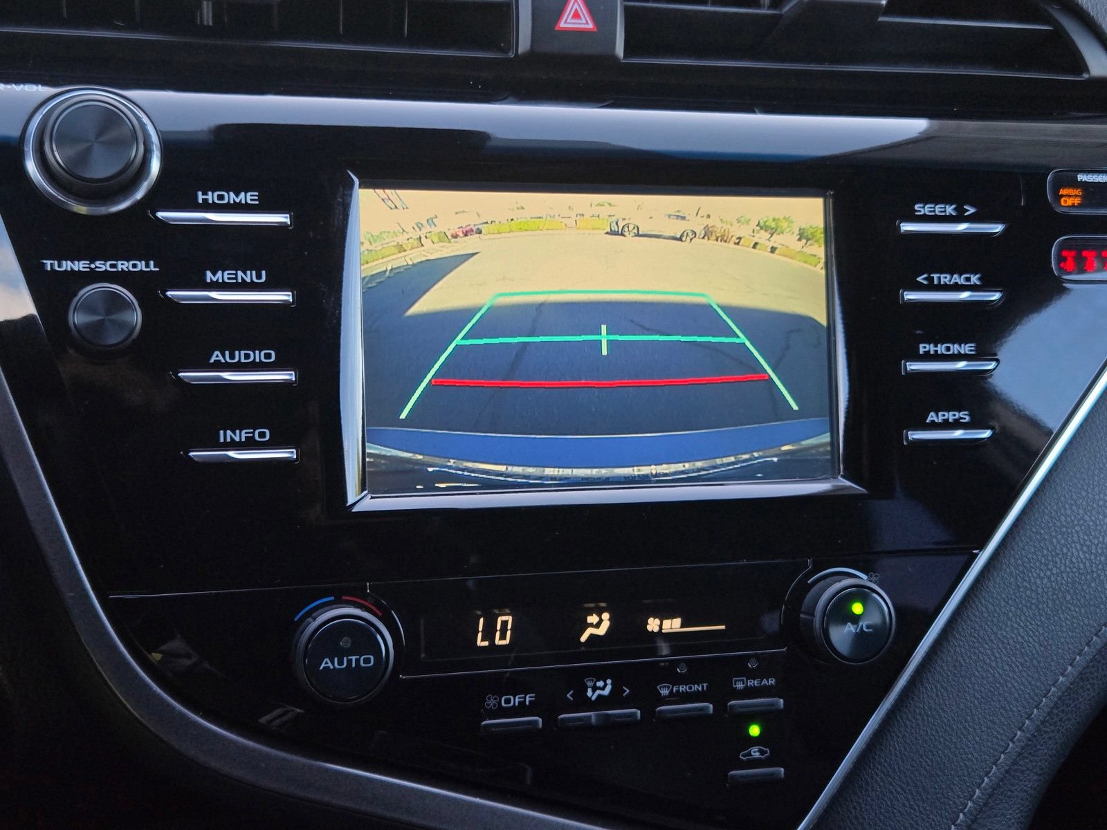 Used 2018 Toyota Camry SE FWD image 13