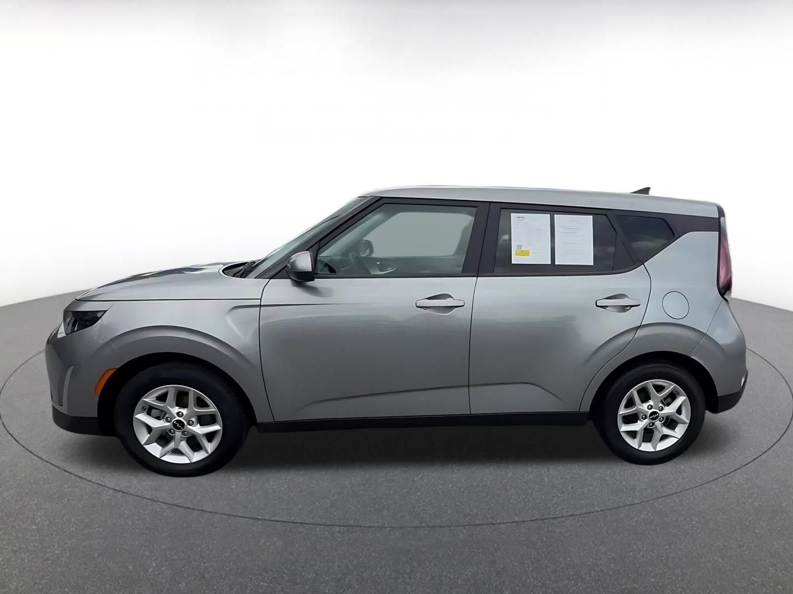 Used 2025 Kia Soul LX w/ LX Technology Package FWD image 9