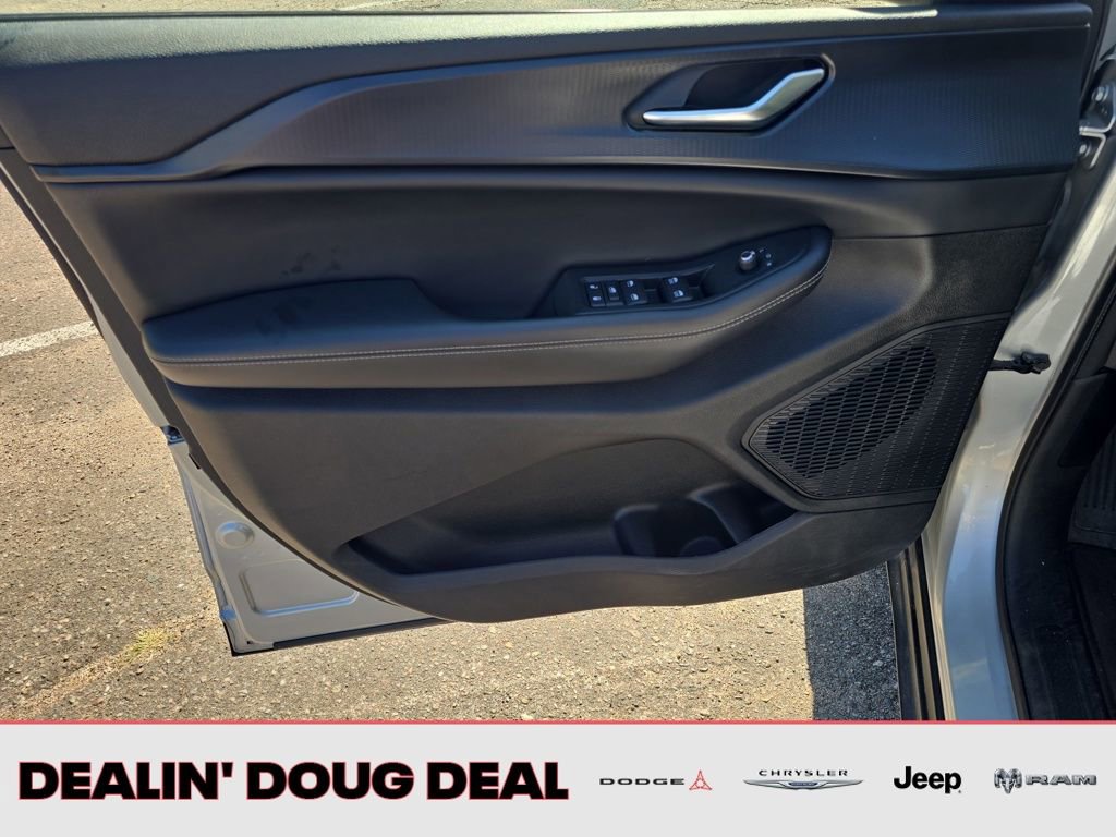 Used 2023 Jeep Grand Cherokee Laredo image 11