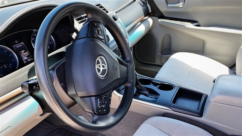 Used 2017 Toyota Camry LE FWD image 12