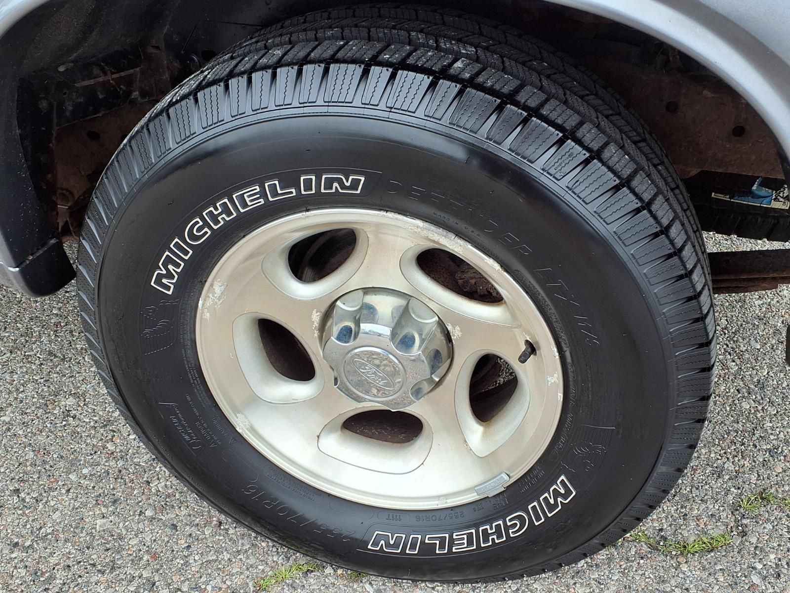 Used 2001 Ford Explorer XLT AWD/4WD image 9
