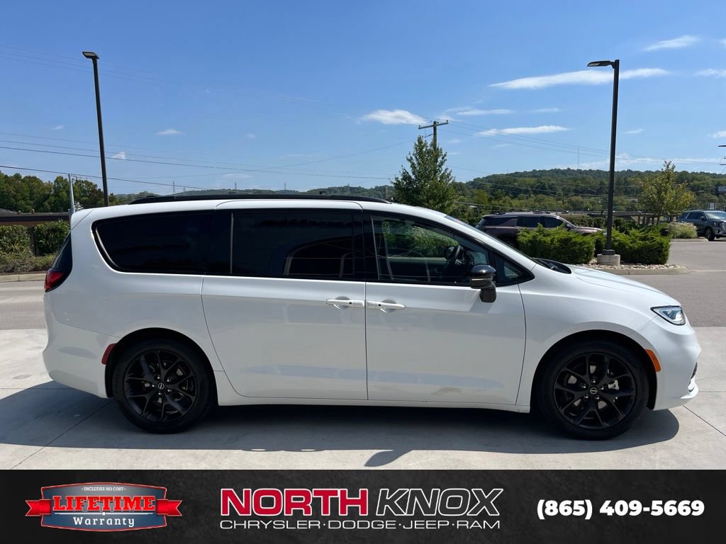 Used 2025 Chrysler Pacifica Limited FWD image 22