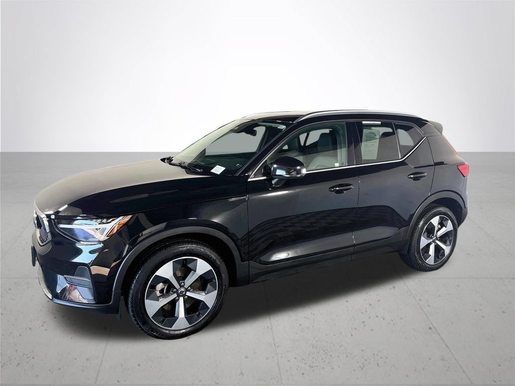 Used 2024 Volvo XC40 B5 Core AWD/4WD image 2