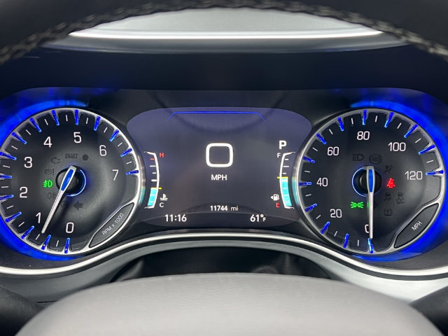 Used 2025 Chrysler Pacifica Limited FWD image 23
