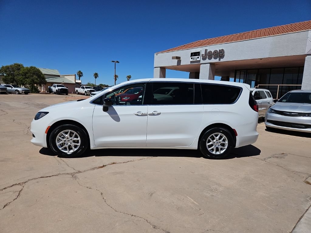 Used 2024 Chrysler Voyager LX FWD image 2