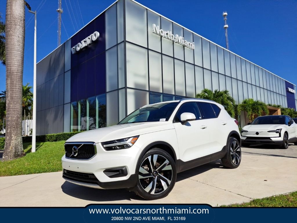 Used 2021 Volvo XC40 T5 Momentum w/ Climate Package image 1