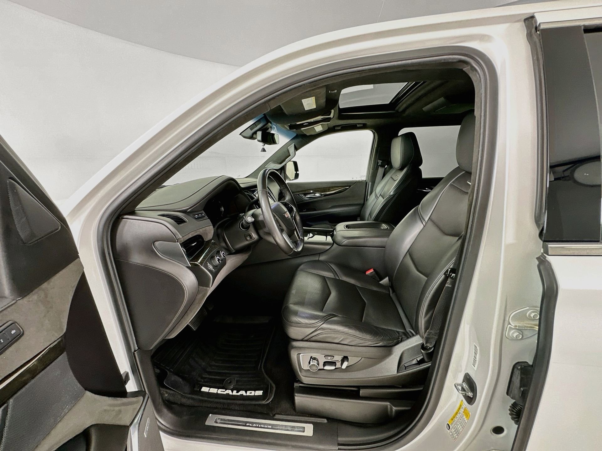 Used 2019 Cadillac Escalade ESV Platinum AWD/4WD image 23
