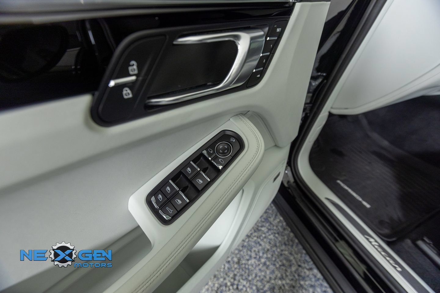 Used 2024 Porsche Macan AWD/4WD image 12