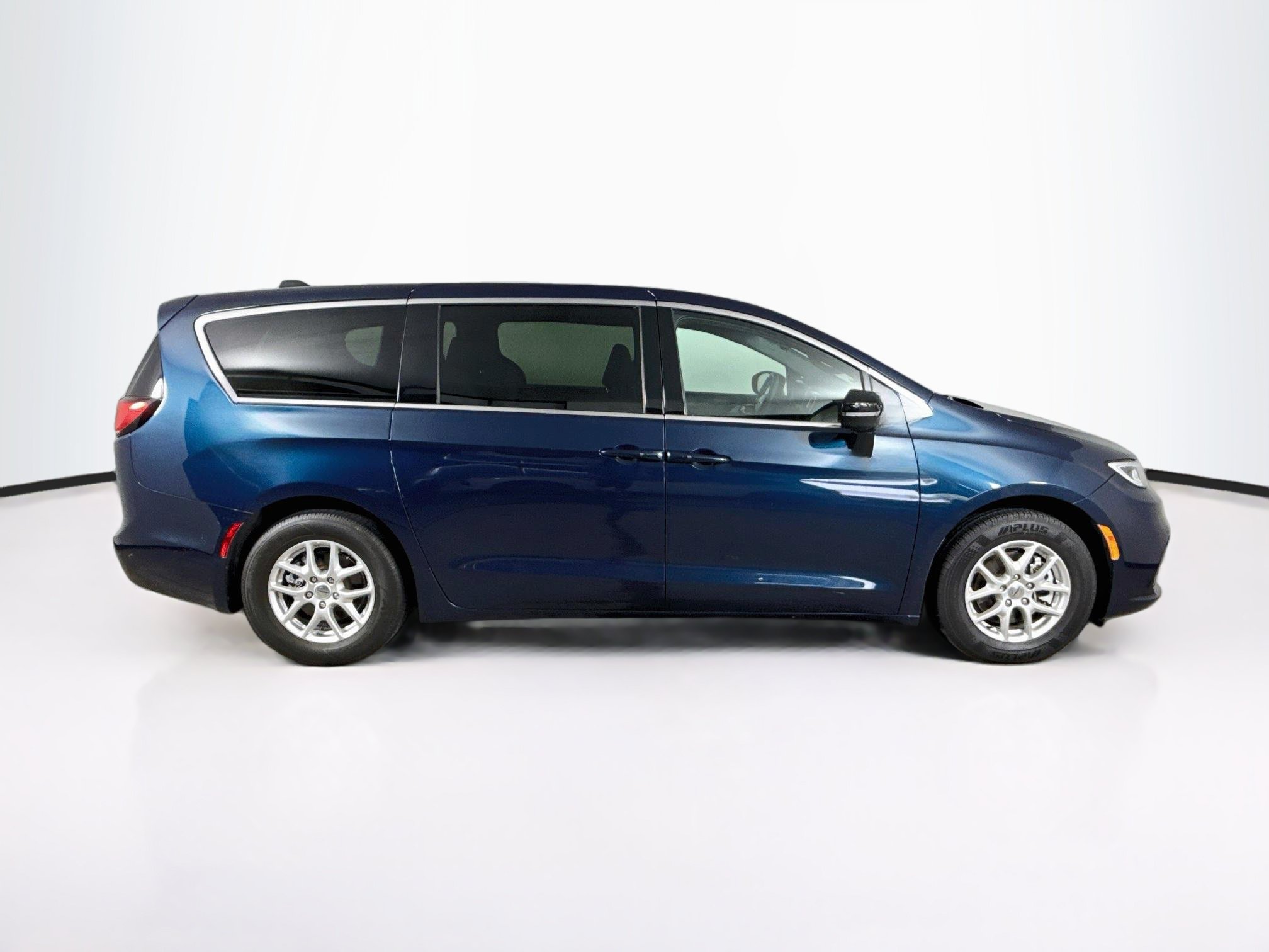 Used 2024 Chrysler Pacifica Touring FWD image 2