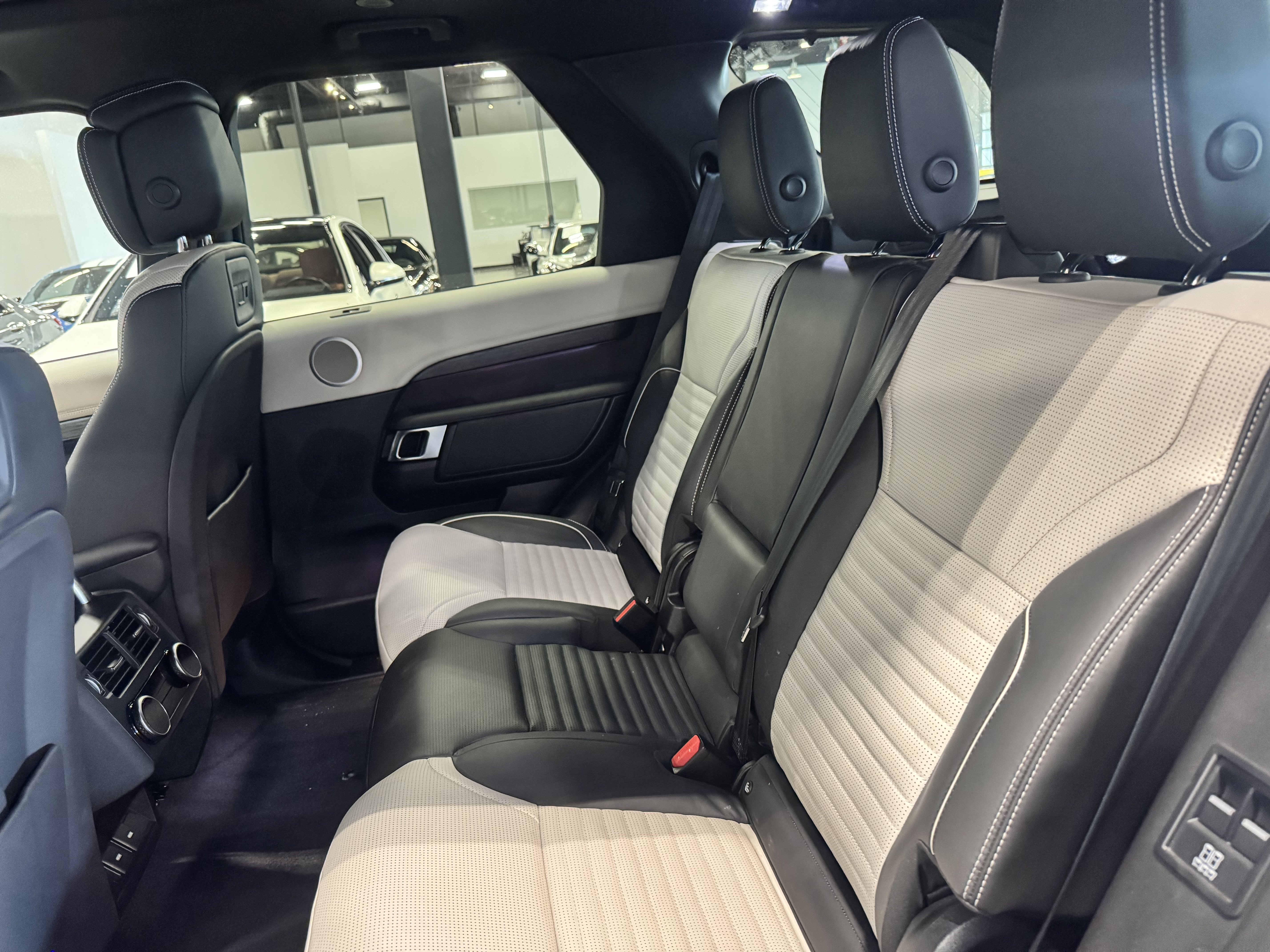 Used 2023 Land Rover Discovery S R-Dynamic image 15