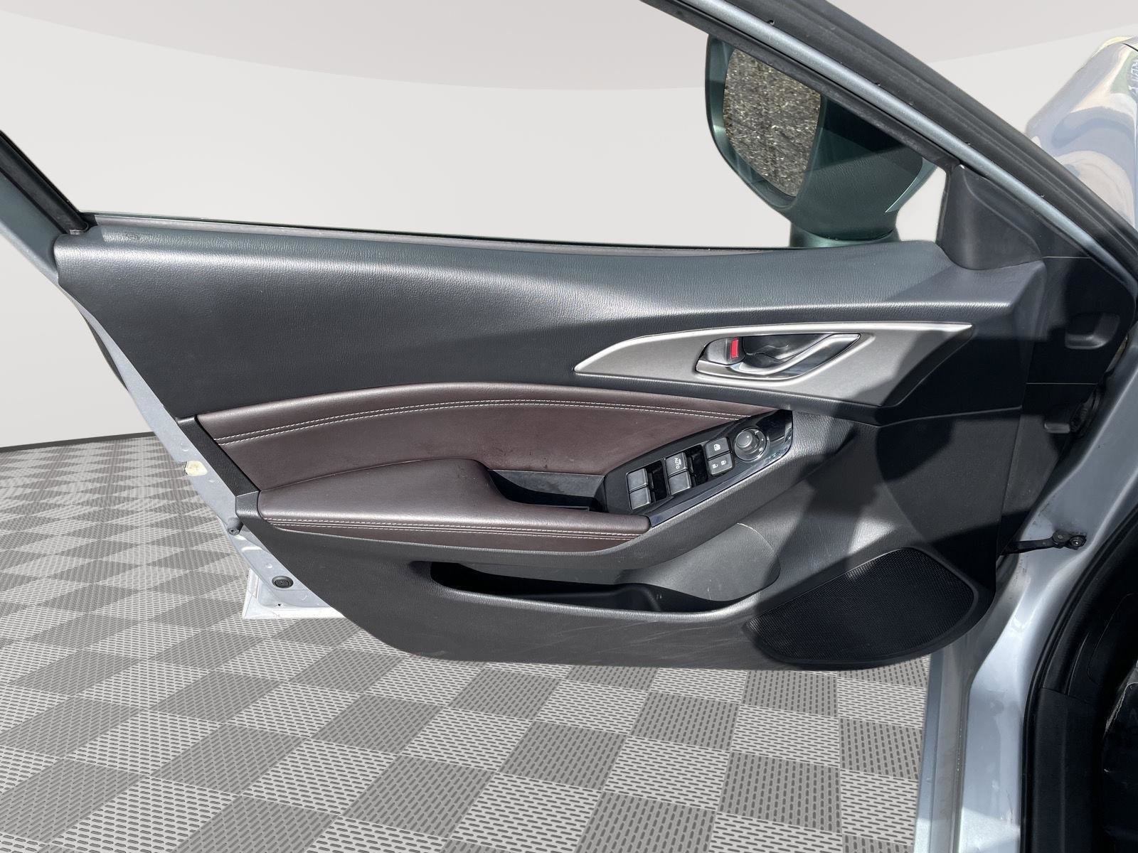 Used 2018 MAZDA MAZDA3 Touring image 22