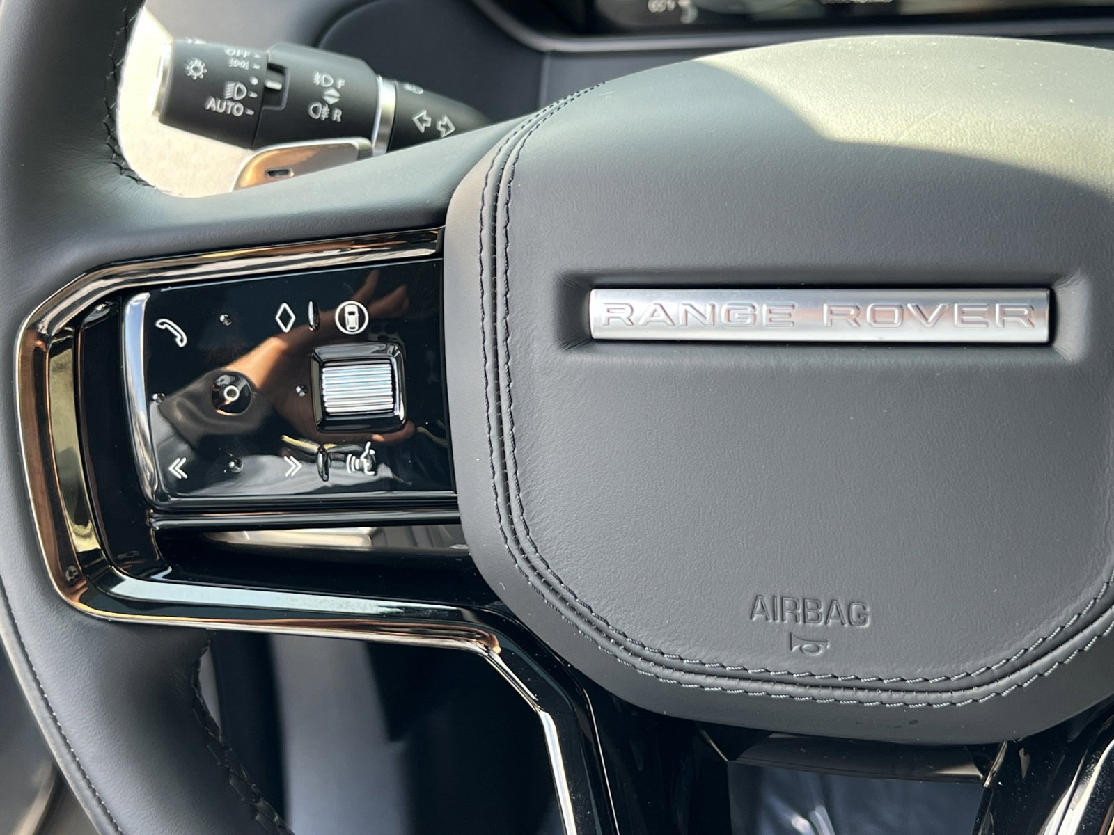 New 2025 Land Rover Range Rover Velar Dynamic SE image 25