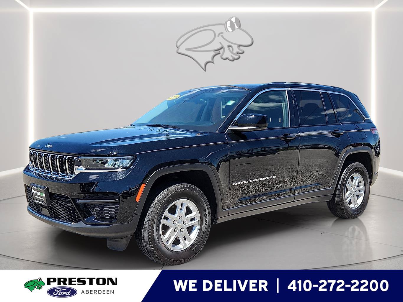 Used 2023 Jeep Grand Cherokee Laredo AWD/4WD image 1