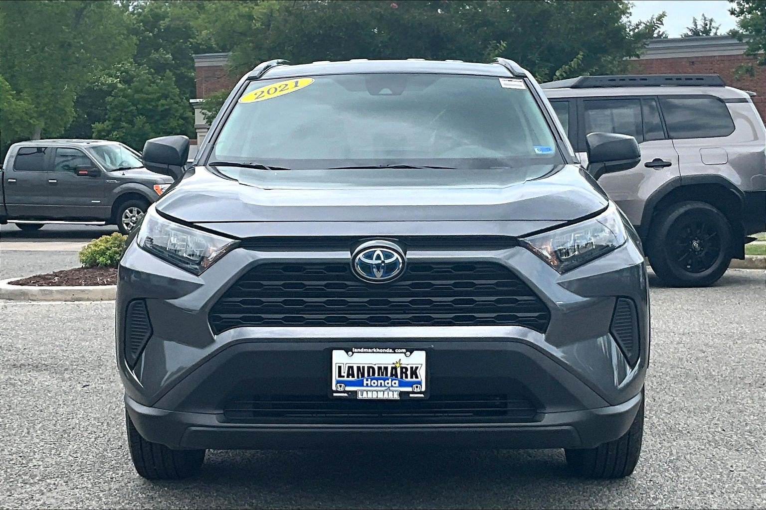 Used 2021 Toyota RAV4 LE AWD/4WD image 3