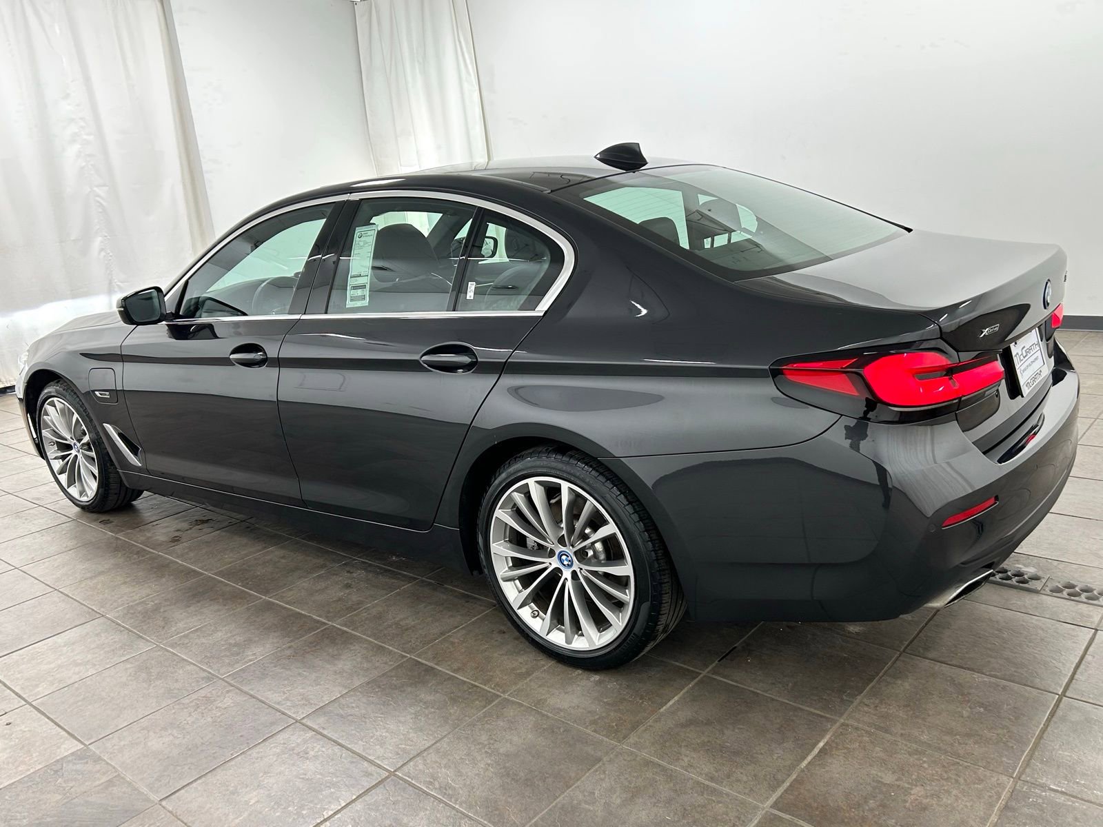 Used 2023 BMW 530e xDrive w/ Executive Package image 4
