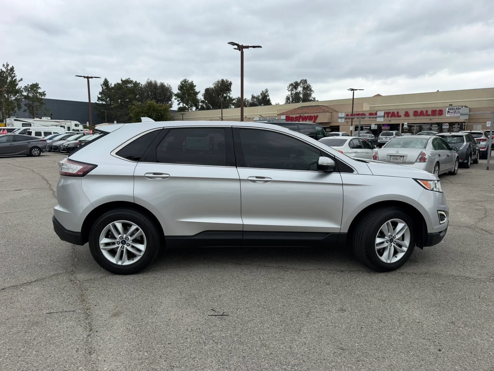 Used 2015 Ford Edge SEL FWD image 2