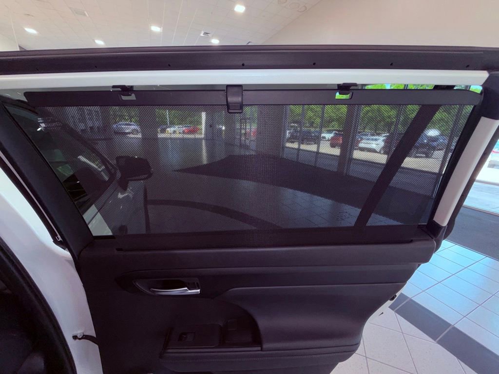 Used 2025 Toyota Highlander XLE AWD/4WD image 13
