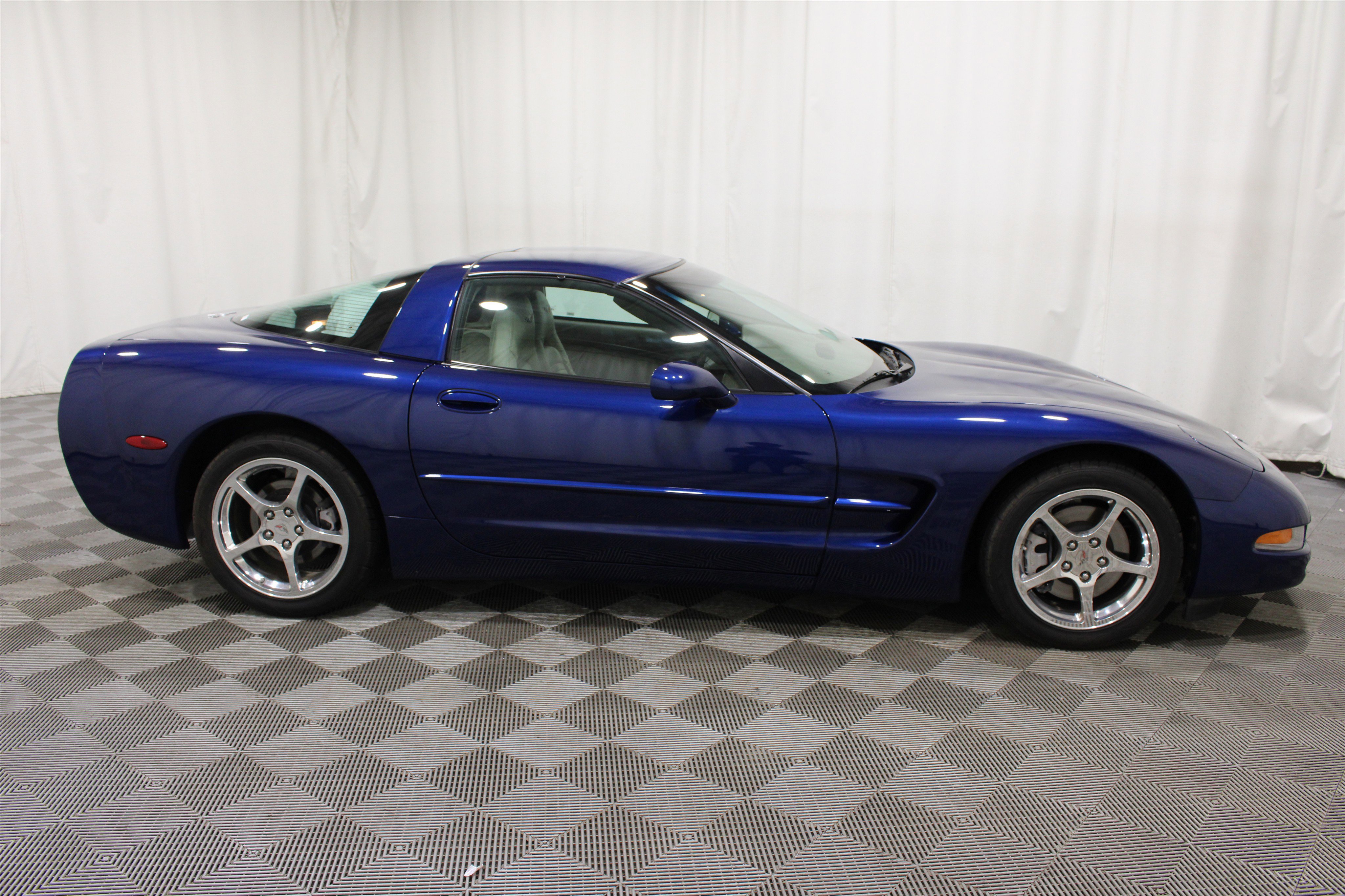 Used 2004 Chevrolet Corvette Coupe w/ Preferred Equipment Group RWD image 18