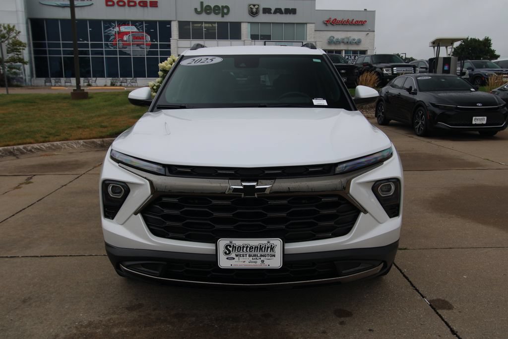 Used 2025 Chevrolet TrailBlazer ACTIV FWD image 2