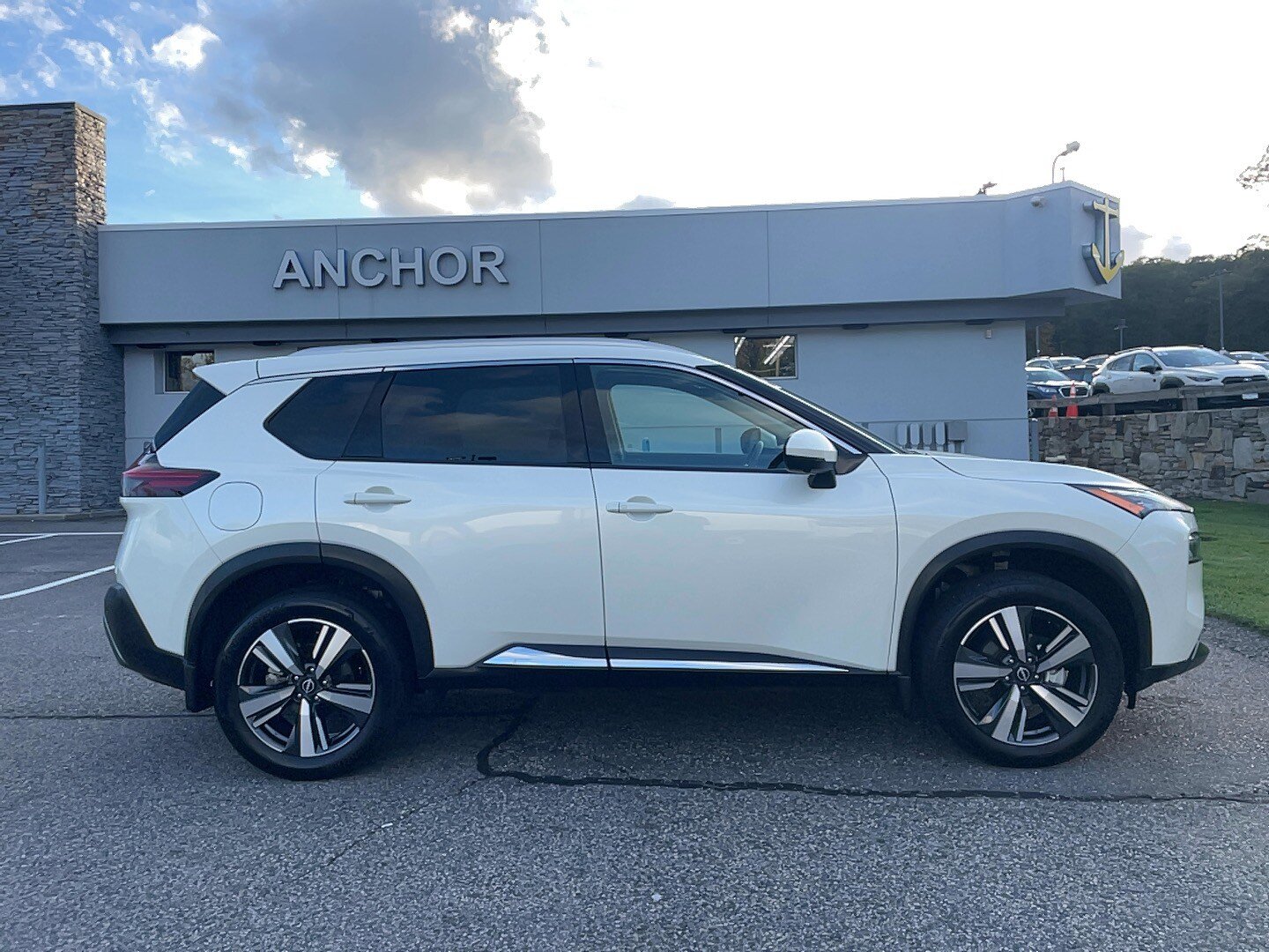 Used 2023 Nissan Rogue SL image 3