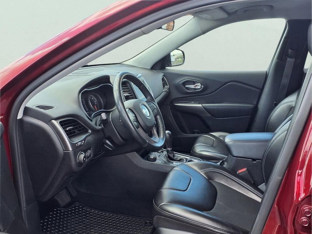 Used 2020 Jeep Cherokee Latitude Plus w/ Cold Weather Group AWD/4WD image 18