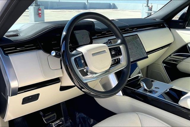 Used 2025 Land Rover Range Rover Long Wheelbase SE image 16