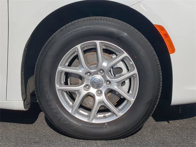 Certified 2024 Chrysler Pacifica Touring-L image 11