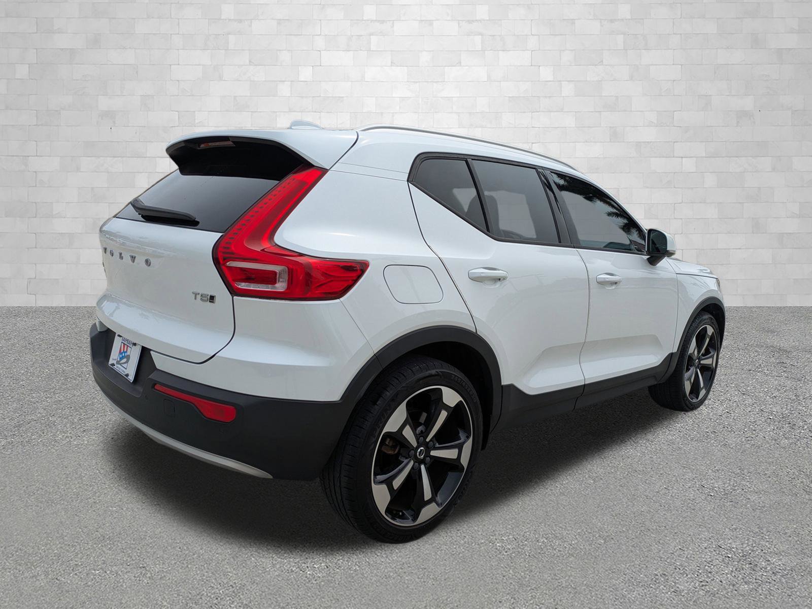 Used 2021 Volvo XC40 T5 Momentum w/ Premium Package image 2