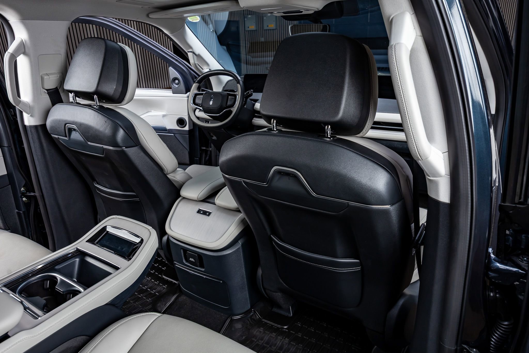 Used 2025 Lincoln Navigator Reserve image 32