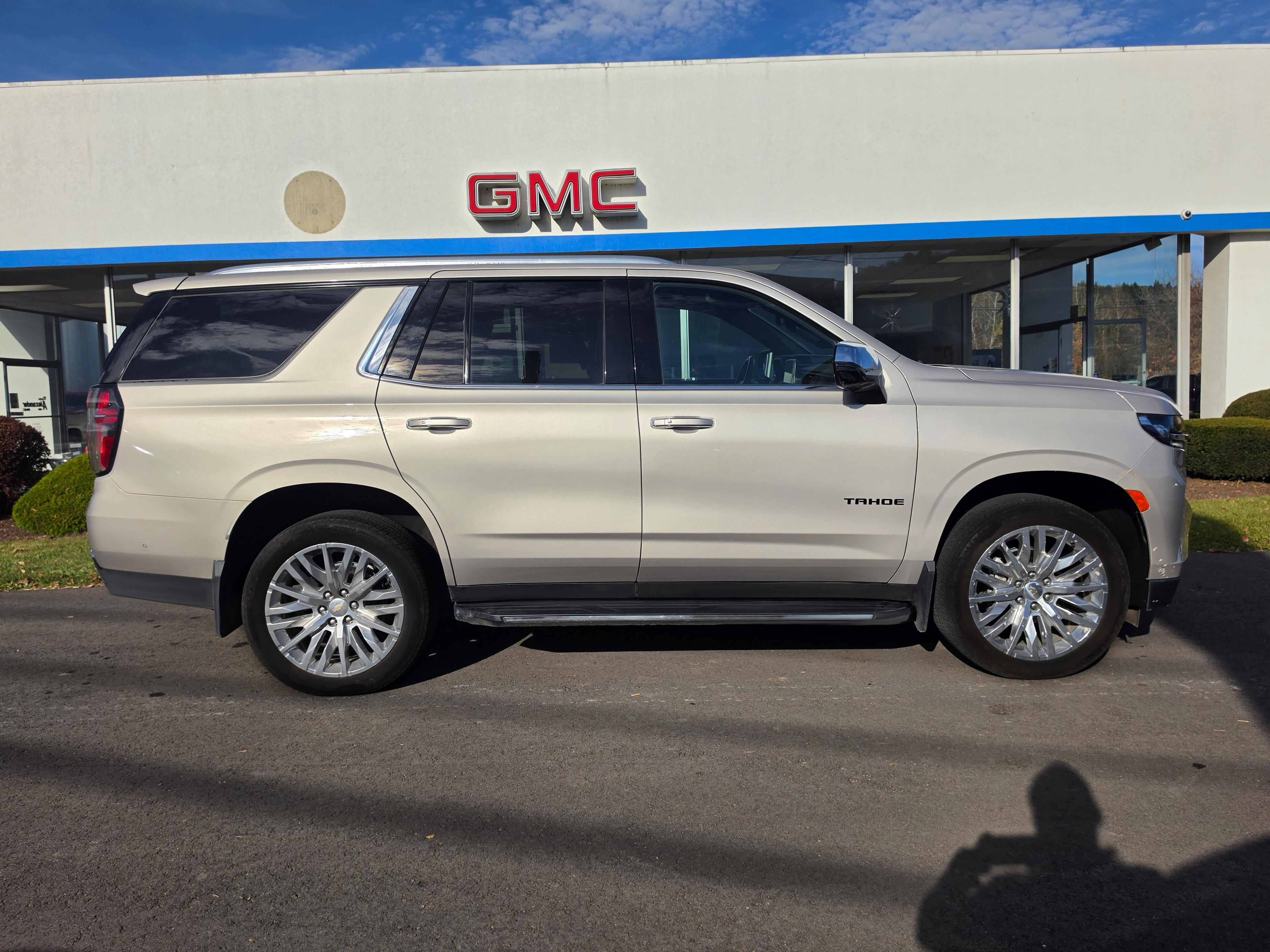Used 2024 Chevrolet Tahoe Premier w/ Advanced Technology Package AWD/4WD image 2