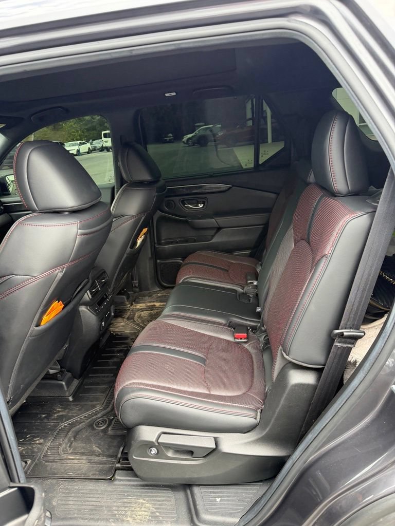 Used 2025 Honda Pilot Black Edition image 39