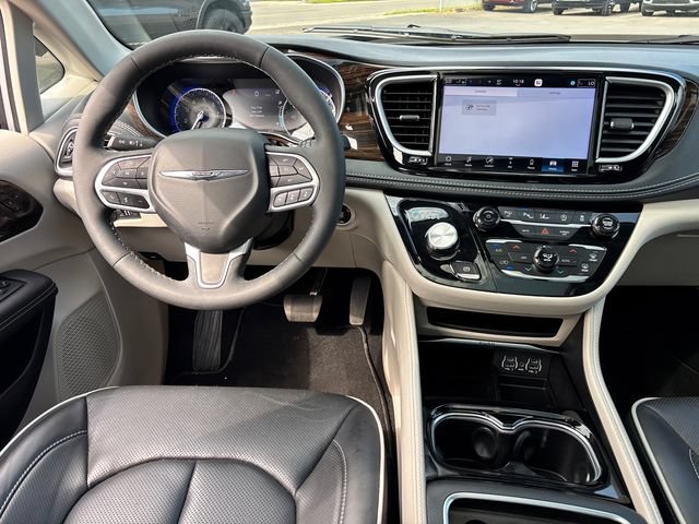 Used 2024 Chrysler Pacifica Limited FWD image 12