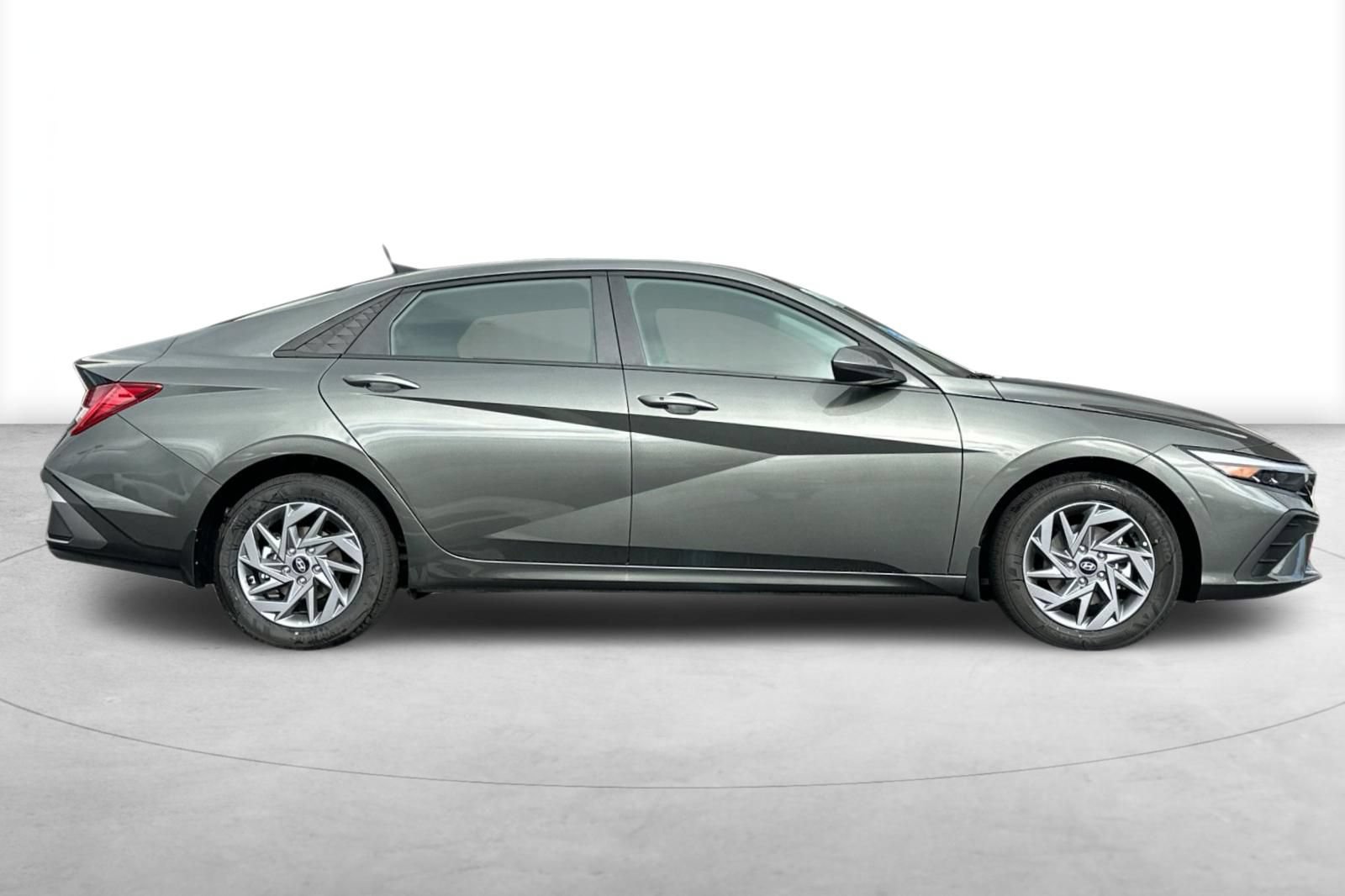 Used 2026 Hyundai Elantra Hybrid FWD image 9