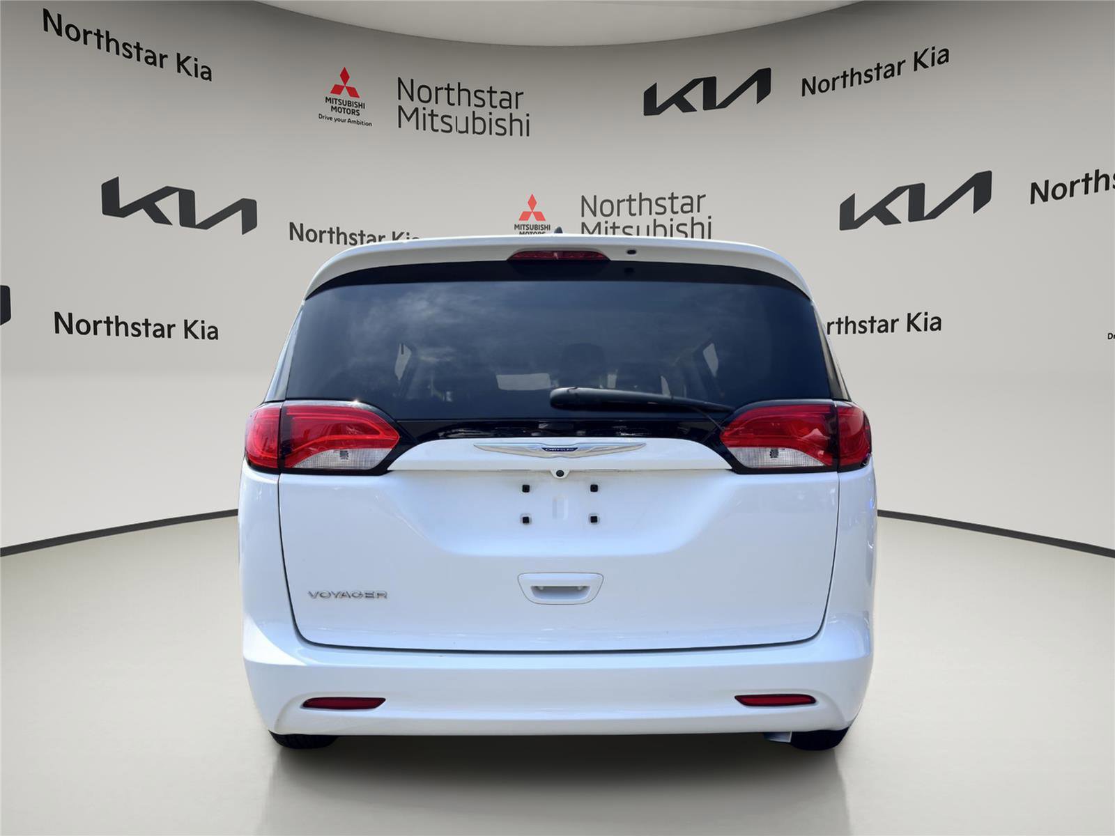 Used 2020 Chrysler Voyager L image 3