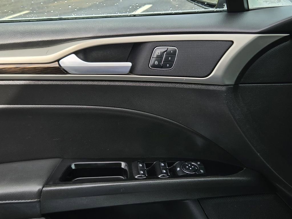 Used 2016 Ford Fusion SE w/ Equipment Group 202A FWD image 11
