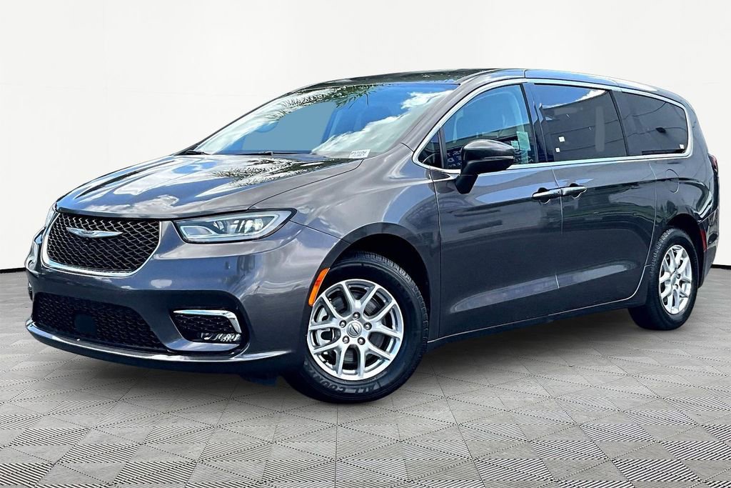 Used 2023 Chrysler Pacifica Touring-L FWD image 3