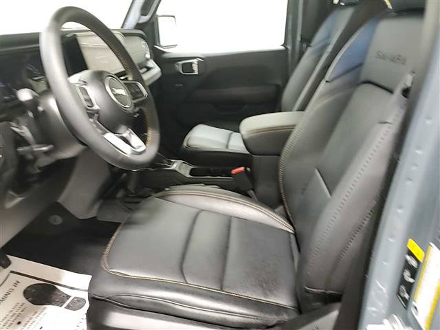 Used 2024 Jeep Wrangler Unlimited Sahara w/ Technology Group AWD/4WD image 7