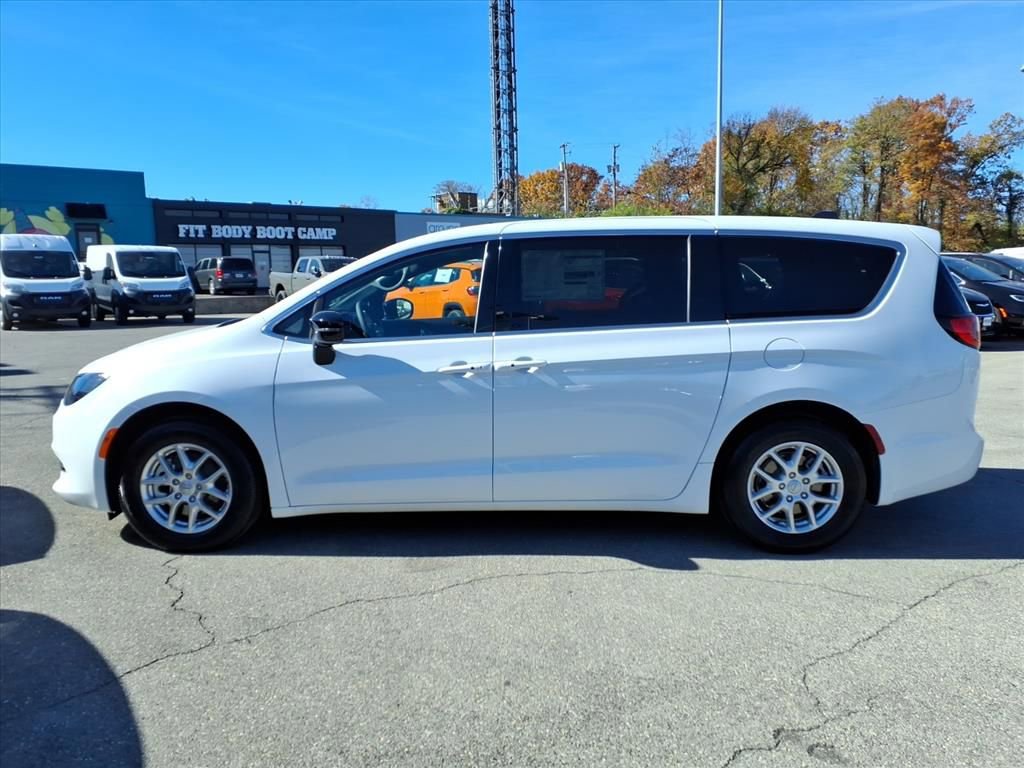 New 2026 Chrysler Voyager LX image 7