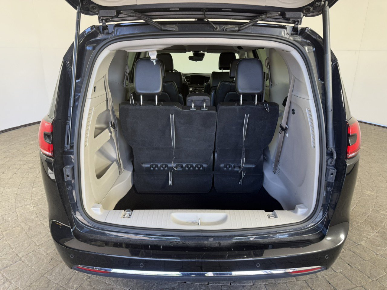 Used 2024 Chrysler Pacifica Touring-L FWD image 7